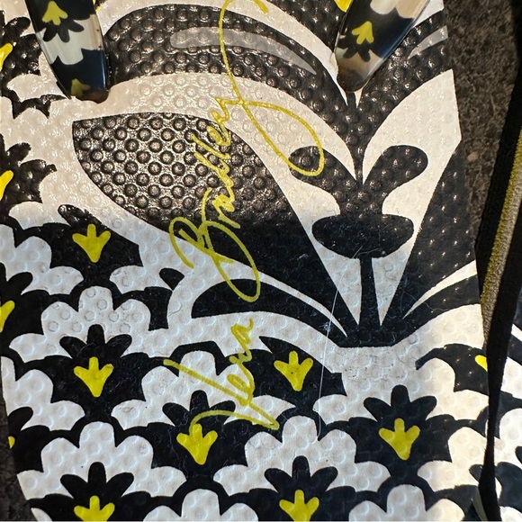 Vera Bradley flip-flops, size 9–10, NWOT. Fanfare pattern, black/yellow. - Picture 5 of 7